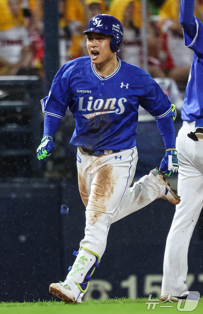 21일 오후 광주 북구 기아챔피언스필드에서 열린 프로야구 '2024 신한 SOL 뱅크 KBO 포스트시즌' 한국시리즈 1차전 삼성 라이온즈와 기아 타이거즈의 경기, 6회초 선두타자로 나선 삼성 김헌곤이 솔로홈런을 치고 기뻐하고 있다. 2024.10.21/뉴스1 ⓒ News1 김도우 기자
