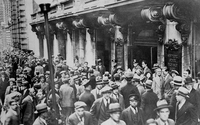 1929년 10월24일 미국 역사상 최악의 주가 폭락 사태가 발생했다. 사진은 1929년 10월 미국 뉴욕 증권거래소 앞에 몰린 군중의 모습. /사진=Federal Reserve History 제공