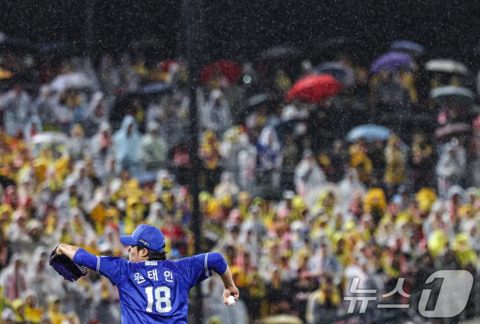 21일 오후 광주 북구 기아챔피언스필드에서 열린 프로야구 '2024 신한 SOL 뱅크 KBO 포스트시즌' 한국시리즈 1차전 삼성 라이온즈와 기아 타이거즈의 경기, 삼성 선발투수 원태인이 5회말 역투하고 있다. 2024.10.21/뉴스1 ⓒ News1 김도우 기자