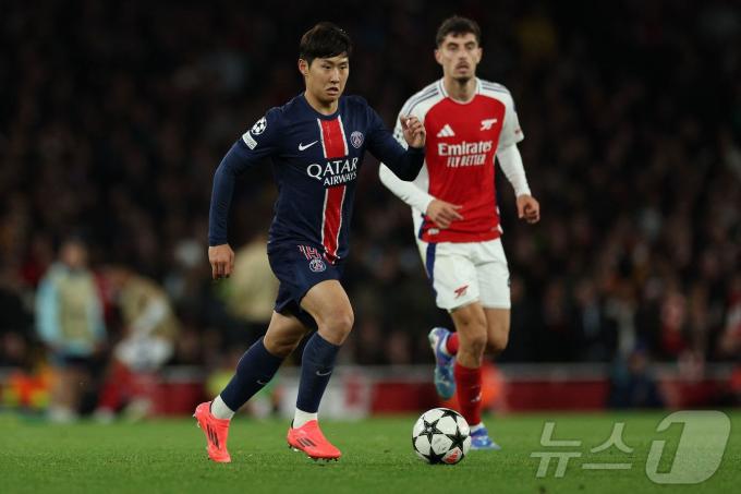 PSG 이강인(왼쪽)이 2일(한국시간) 열린 2024-25 UEFA 챔피언스리그 아스널과 경기에서 풀타임을 뛰었지만 팀 패배를 막지 못했다. ⓒ AFP=뉴스1