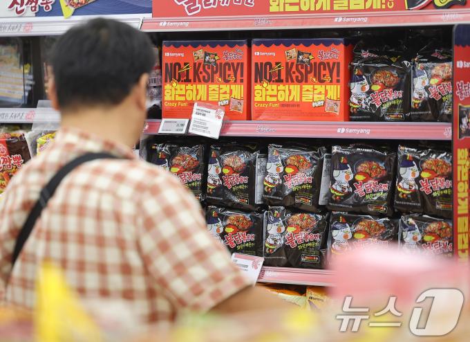 1월부터 5월까지 농식품 누적 수출액이 전년동기대비 7.6% 오른 39억6000만 달러를 기록한 것으로 나타났다. 가장 많이 수출된 품목은 라면으로 36.2% 증가한 4억8600만 달러를 기록, 제 1의 수출품목이 됐다. 라면의 5월 한 달간 수출액은 1억700만 달러를 기록했다. 사진은 4일 오후 서울의 한 대형마트에서 한 시민이 라면을 고르고 있다. 2024.6.4/뉴스1 ⓒ News1 김진환 기자