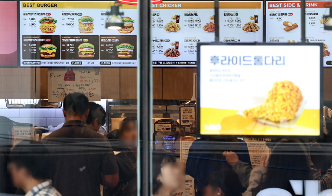 맘스터치가 오는 24일부터 버거와 치킨, 사이드 메뉴 등 총 62종 메뉴의 가격을 올린다. 지난해 10월 서울소재 한 맘스터치 매장에서 고객들이 식사하고 있다. /사진-뉴스1
