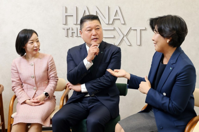 하나금융그룹 신규 브랜드 '하나 더 넥스트'의 광고모델로 발탁된 방송인 강호동(왼쪽에서 두번째)이 '하나 더 넥스트' 라운지 1호점을 방문해 시니어 전문 상담 인력 '하나 더 넥스트 매니저'와 상담을 진행하고 있다./사진=하나금융그룹