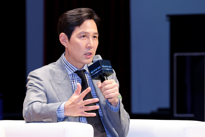 이정재 측이 래몽래인과의 경영권 분쟁에 대해 입장을 밝혔다. 사진은 지난 8월 서울 강남구 코엑스에서 열린 2024 국제방송영상마켓(BCWW) 스페셜 세션 연사로 나서 '끝없는 도전'을 주제로 발표에 나선 배우 이정재. /사진=뉴스1