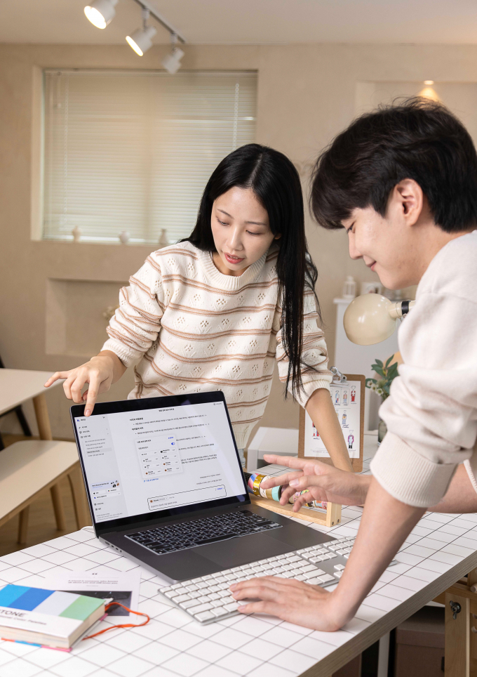 SK텔레콤이 AI개인비서 서비스 '에이닷'을 웹 브라우저에서도 이용할 수 있는 PC 버전 '멀티 LLM 에이전트'를 공개했다. 사진은 SK텔레콤의 홍보모델이 멀티 LLM 에이전트를 사용하는 모습. /사진=SK텔레콤 제공