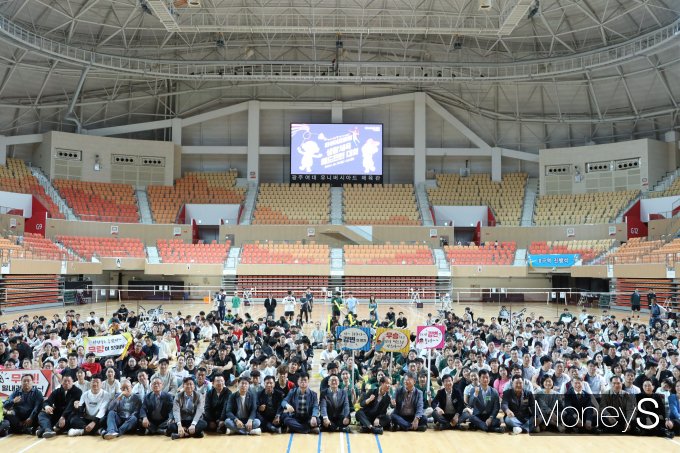  광주 광산구 배드민턴협회 주최 '타이어프로' 배 생활체육 배드민턴 대회에 출전한 참가팀들과 관계자들이 기념촬영을 하고 있다/사진=금호타이어 제공.
