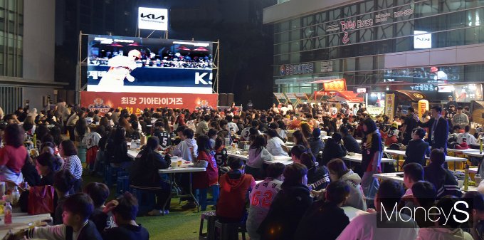  지난 21일 광주 김대중컨벤션센터에 준비된 기아 한국시리즈 야외응원전에 참여한 광주시민들이 기아 타이거즈의 승리를 응원하고 있다/사진=기아 오토랜드광주 제공.