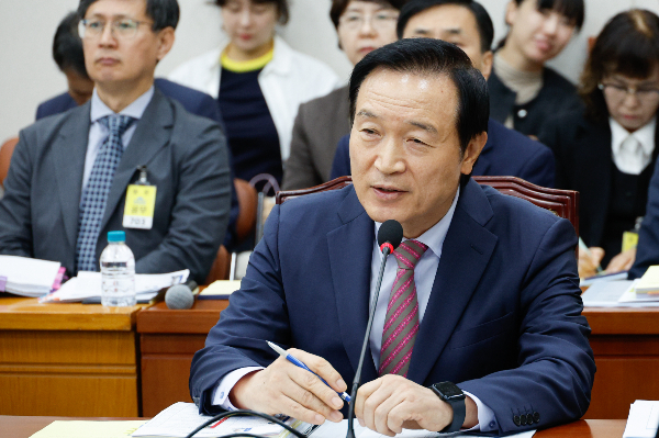 임태희 경기도교육감이 노벨문학상의 영예를 안은 작가 한강 작품 '채식주의자'의 내용을 두고 생각을 밝혔다. 사진은 22일 국회 교육위원회 국정감사에 참석한 임 교육감의 모습. /사진=뉴스1