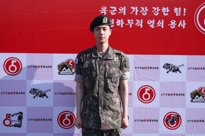 그룹 방탄소년단(BTS) 활동 중단을 알리는 영상이 공개될 것을 알고 주식을 미리 판 계열사 직원들이 첫 공판에서 혐의를 부인했다. 사진은 진이 전역한 모습. /사진=뉴시스(빅히트 뮤직 제공)