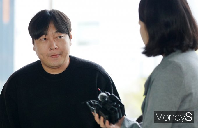 [머니S포토] 경찰 출석 '불법도박' 이진호, 취재진 질문에…
