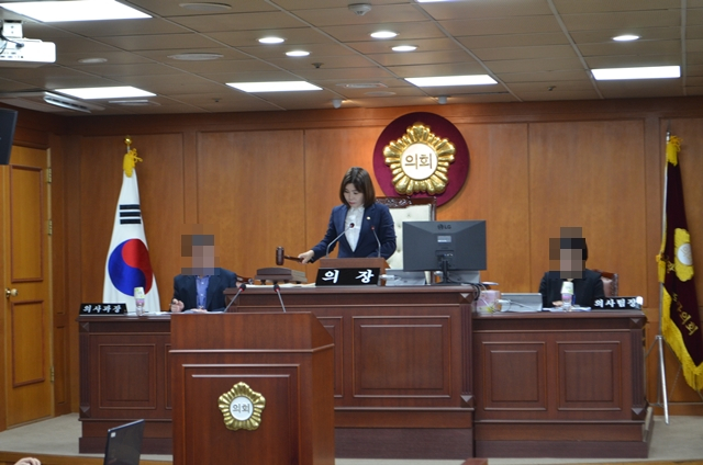 배태숙 중구의회 의장(중간)이 지난 9월4일 열린 제300회 임시회 제1차 본회의를 주재하고 있다./사진제공=대구 중구의회