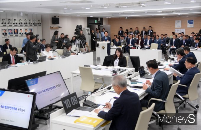 [머니S포토]광주광역시 국감, 인사말하는 강기정 시장