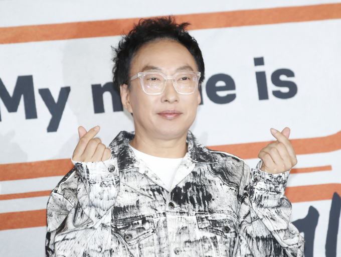 개그맨 박명수가 개그맨 조세호의 결혼식에 후드티 차림으로 간 이유에 대해 해명했다. 방송인 박명수가 JTBC 예능프로그램 'My name is 가브리엘' 제작발표회에서 포즈를 취하고 있는 모습. /사진=뉴스1
