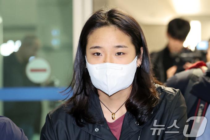 세계배드민턴연맹(BWF) 월드투어 슈퍼 750 덴마크오픈 여자 단식에서 준우승을 차지하며 세계 랭킹 1위 탈환에 성공한 배드민턴 국가대표팀 안세영이 22일 오후 인천국제공항 1터미널을 통해 귀국하고 있다. 2024.10.22/뉴스1 ⓒ News1 이동해 기자
