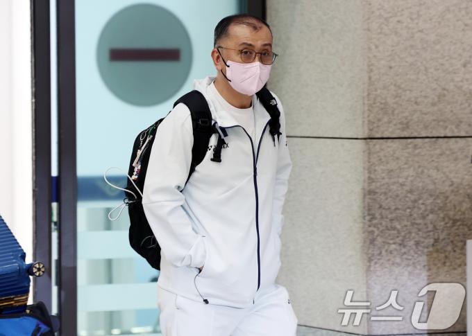 세계배드민턴연맹(BWF) 월드투어 슈퍼 750 덴마크오픈를 마친 김학균 대한민국 배드민턴 대표팀 감독이 22일 오후 인천국제공항 1터미널을 통해 귀국하고 있다. 2024.10.22/뉴스1 ⓒ News1 이동해 기자