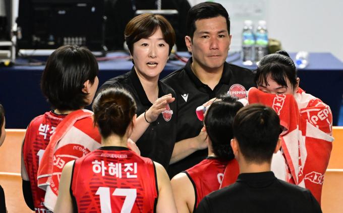 장소연 페퍼저축은행 감독이 V리그 데뷔전을 승리로 장식했다. (한국배구연맹 제공)