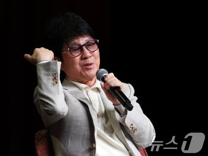 가수 조용필이 22일 오후 서울 용산구 블루스퀘어에서 열린 정규 20집 '20' 기자간담회에서 앨범 소개를 하고 있다. 이번 정규 앨범 '20'은 2013년 정규 19집 '헬로'(Hello) 이후 11년 만이다. 2024.10.22/뉴스1 ⓒ News1 황기선 기자