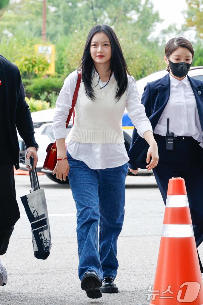 그룹 뉴진스(NewJeans)의 하니가 15일 오후 서울 여의도 국회에서 환경노동위원회 국정감사에 참고인 신분으로 출석하기 위해 본청으로 들어서고 있다. 2024.10.15/뉴스1 ⓒ News1 안은나 기자