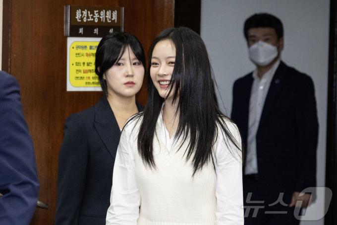 [뉴스1 ★]'국감스타' 뉴진스 하니, 다시 찾은 밝은 미소
