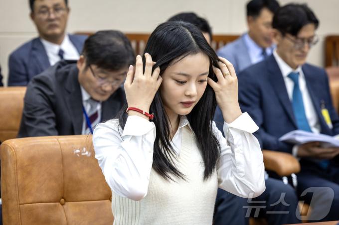 [뉴스1 ★]'국감스타' 뉴진스 하니, 다시 찾은 밝은 미소