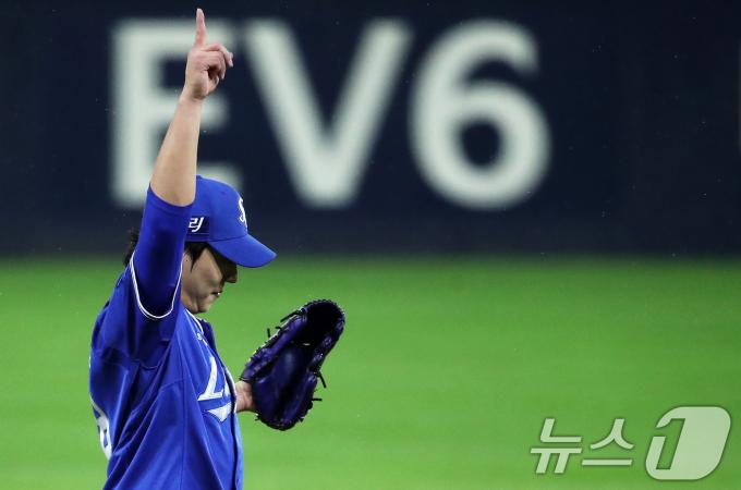 21일 오후 광주 기아챔피언스필드에서 열린 프로야구 '2024 신한 SOL 뱅크 KBO 포스트시즌' 한국시리즈 1차전 삼성 라이온즈와 KIA 타이거즈의 경기, 3회말 KIA 공격 2사 3루 상황에서 삼성 선발 원태인이 소크라테스를 범타로 처리한 후 기뻐하고 있다. 2024.10.21/뉴스1 ⓒ News1 오대일 기자