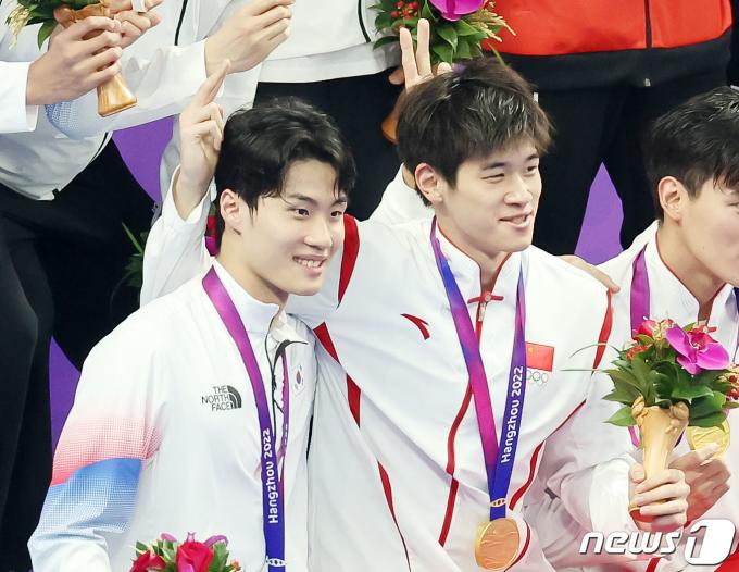 항저우 아시안게임 당시 황선우(왼쪽)와 판잔러.  2023.9.26/뉴스1 ⓒ News1 민경석 기자