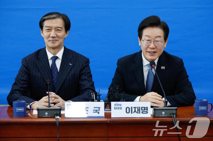 이재명 더불어민주당 대표(오른쪽)가 21일 오후 서울 여의도 국회에서 조국 조국혁신당 대표를 예방, 인사말을 하고 있다. 2024.8.21/뉴스1 ⓒ News1 안은나 기자