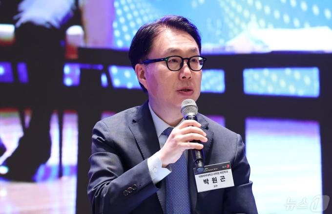 박원곤 이화여자대학교 대학원 북한학과 교수가 8일 서울 중구 대한상공회의소 국제회의장에서 열린 '뉴스1 미래포럼 2024'에서 '미 대선과 한반도'라는 주제로 토론하고 있다. 이번 포럼은 '미국 대선과 22대 국회: 길을 묻다'를 주제로 뉴스1과 국회미래연구원이 공동 주최했다. 2024.5.8/뉴스1 ⓒ News1 김성진 기자