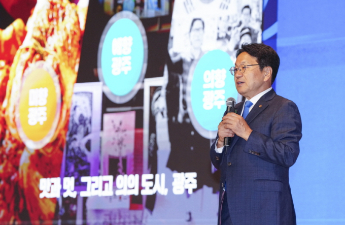 강기정 광주광역시장이 22일 김대중컨벤션센터에서 열린 '제25회 한중일 지방정부 교류회의'에 참석해 주제발표를 하고 있다./사진=광주시
