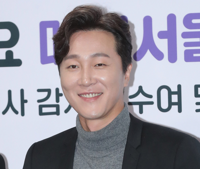 정신의학과 전문의 양재웅이 환자 사망 사건과 관련해 국정감사(국감)에 출석한다. 사진은 양재웅이 '서울특별시 홍보대사 감사패 수여 및 위촉식'에 참석해 포즈를 취하고 있는 모습./사진=머니투데이