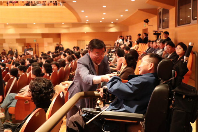 신상진 성남시장이 지난22일 오후 분당구민과 함께 하는 소통 LIVE 참석해 시민들과 인사를 나누고 있다. / 사진제공=성남시 