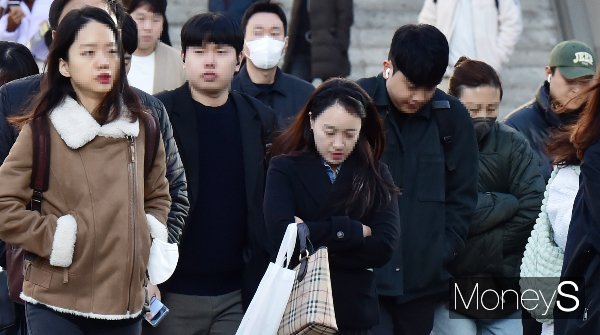 오는 24일 전국이 맑은 하늘을 보이며 큰 일교차가 예상된다. 사진은 쌀쌀한 날씨에 외투를 입고 이동하는 시민들의 모습. /사진=임한별 기자