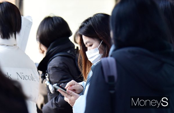 오늘 전국이 큰 일교차로 쌀쌀한 날씨를 보일 전망이다. 사진은 외투를 입고 길을 나서는 시민들의 모습. /사진=임한별 기자