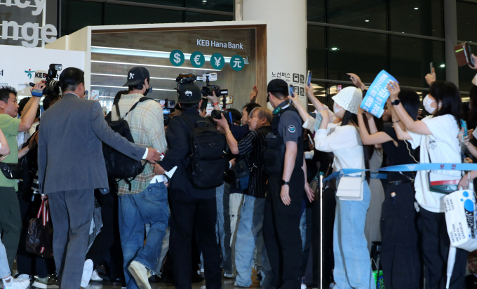 인천국제공항공사가 오는 28일부터 연예인 출국 전용 출입문을 운영한다. 사진은 지난 8월16일 인천국제공항을 점령한 배우 변우석의 팬들. /사진=뉴시스 