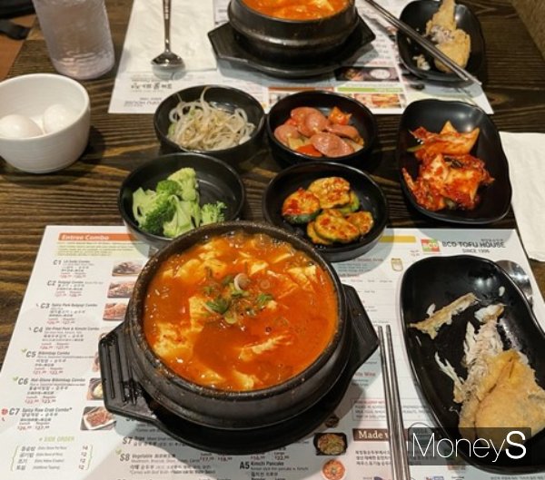 최근 미국에서 Z세대를 중심으로 한국의 '매콤달콤'한 맛이 유행이다. 사진은 기자가 지난 6월 찾은 미국 뉴욕 맛집으로 유명한 '북창동순두부' 가게. /사진=유찬우 기자