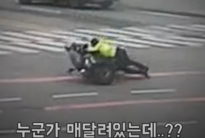 무등록 오토바이를 운전하다가 적발되자 경찰관을 매달고 도망치려던 20대 운전자가 붙잡혔다. /사진=유튜브 대한민국 경찰청 캡쳐