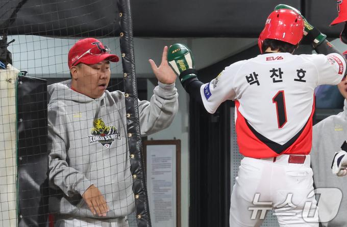 23일 오후 광주 북구 기아챔피언스필드에서 열린 프로야구 '2024 신한 SOL 뱅크 KBO 포스트시즌' 한국시리즈 2차전 삼성 라이온즈와 KIA 타이거즈의 경기, KIA 이범호 감독이 1회말 무사 2,3루 상황에서 김도영의 땅볼 때 득점에 성공한 3루 주자 KIA 박찬호를 맞이하고 있다. 2024.10.23/뉴스1 ⓒ News1 김도우 기자