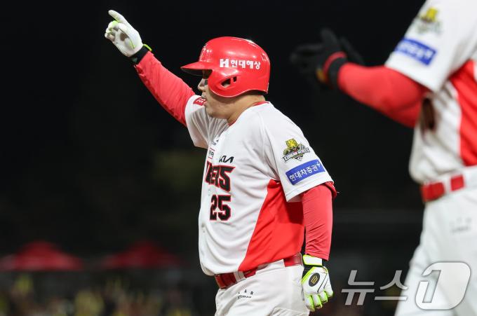 23일 오후 광주 북구 기아챔피언스필드에서 열린 프로야구 '2024 신한 SOL 뱅크 KBO 포스트시즌' 한국시리즈 2차전 삼성 라이온즈와 KIA 타이거즈의 경기, 1회말 1사 2,3루 상황에서 KIA 이우성이 2타점 적시타를 치고 기뻐하고 있다. 2024.10.23/뉴스1 ⓒ News1 김도우 기자
