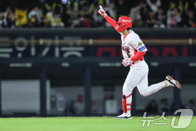 23일 오후 광주 북구 기아챔피언스필드에서 열린 프로야구 '2024 신한 SOL 뱅크 KBO 포스트시즌' 한국시리즈 2차전 삼성 라이온즈와 KIA 타이거즈의 경기, 2회말 2사 주자없는 상황에서 KIA 김도영이 홈런을 치고 있다. 2024.10.23/뉴스1 ⓒ News1 김도우 기자