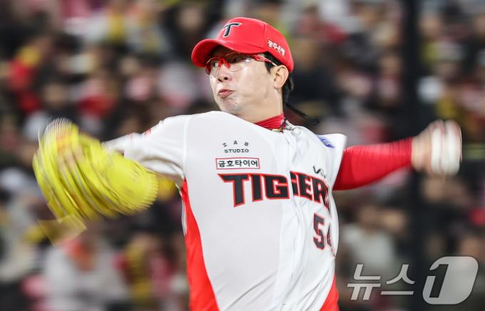 23일 오후 광주 북구 기아챔피언스필드에서 열린 프로야구 '2024 신한 SOL 뱅크 KBO 포스트시즌' 한국시리즈 2차전 삼성 라이온즈와 KIA 타이거즈의 경기, KIA 선발투수 양현종이 4회초 역투하고 있다. 2024.10.23/뉴스1 ⓒ News1 김도우 기자
