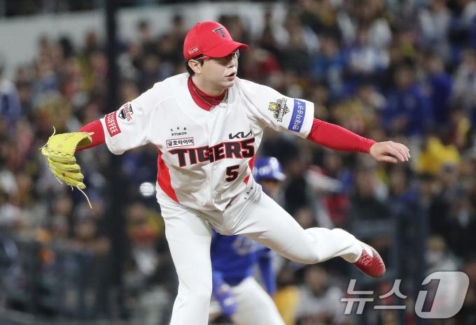 23일 오후 광주 북구 기아챔피언스필드에서 열린 프로야구 '2024 신한 SOL 뱅크 KBO 포스트시즌' 한국시리즈 2차전 삼성 라이온즈와 KIA 타이거즈의 경기에서 KIA 양현종이 역투하고 있다. 2024.10.23/뉴스1 ⓒ News1 임세영 기자