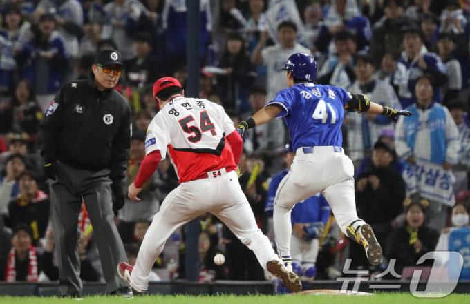 23일 오후 광주 북구 기아챔피언스필드에서 열린 프로야구 '2024 신한 SOL 뱅크 KBO 포스트시즌' 한국시리즈 2차전 삼성 라이온즈와 KIA 타이거즈의 경기 4회초 2사 1루 상황 KIA 양현종이 1루수 이우성의 송구를 놓치고 있다. 2024.10.23/뉴스1 ⓒ News1 임세영 기자