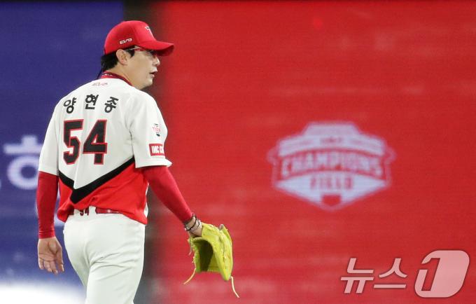 23일 오후 광주 기아챔피언스필드에서 열린 프로야구 '2024 신한 SOL 뱅크 KBO 포스트시즌' 한국시리즈 2차전 삼성 라이온즈와 KIA 타이거즈의 경기, 6회초 강판된 기아 선발투수 양현종이 마운드를 내려가고 있다, 2024.10.23/뉴스1 ⓒ News1 오대일 기자