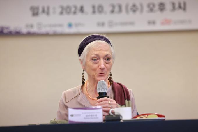 실비 제르맹은 23일 기자간담회에서 한국 독자에게 추천하는 자신의 소설로 '밤의 책'과 '마그누스'를 꼽았다.(토지문화재단 제공)