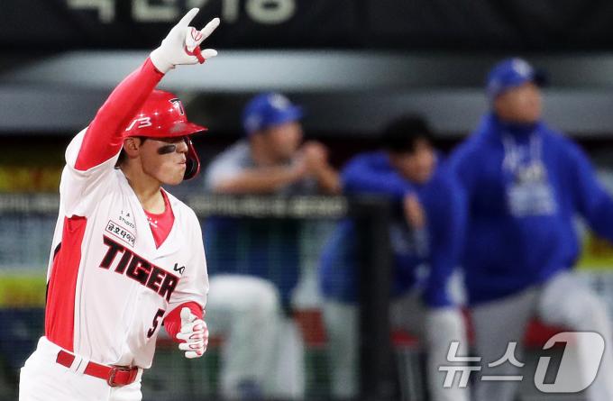 23일 오후 광주 기아챔피언스필드에서 열린 프로야구 '2024 신한 SOL 뱅크 KBO 포스트시즌' 한국시리즈 2차전 삼성 라이온즈와 KIA 타이거즈의 경기, 2회말 기아 공격 2사에서 KIA 김도영이 솔로 홈런을 쏘아올린후 다이아몬드를 돌며 기뻐하고 있다. 2024.10.23/뉴스1 ⓒ News1 오대일 기자
