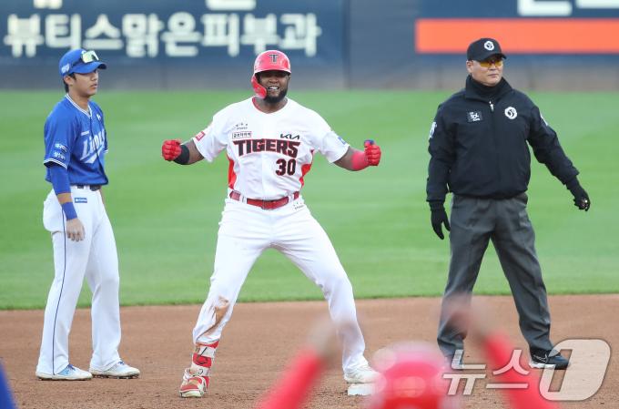 23일 오후 광주 기아챔피언스필드에서 재개된 프로야구 '2024 신한 SOL 뱅크 KBO 포스트시즌' 한국시리즈 1차전 서스펜디드 게임 삼성 라이온즈와 KIA 타이거즈의 경기, 7회말 2사 2루 상황 KIA 소크라테스가 삼성 임창민을 상대로 1타점 2루타를 치고 환호하고 있다. 2024.10.23/뉴스1 ⓒ News1 임세영 기자