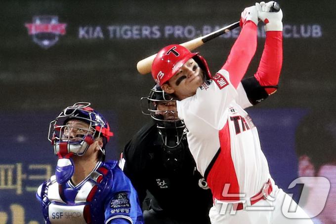 23일 오후 광주 기아챔피언스필드에서 열린 프로야구 '2024 신한 SOL 뱅크 KBO 포스트시즌' 한국시리즈 2차전 삼성 라이온즈와 KIA 타이거즈의 경기, 7회말 기아 김도영이 힘차게 스윙하고 있다. 2024.10.23/뉴스1 ⓒ News1 오대일 기자