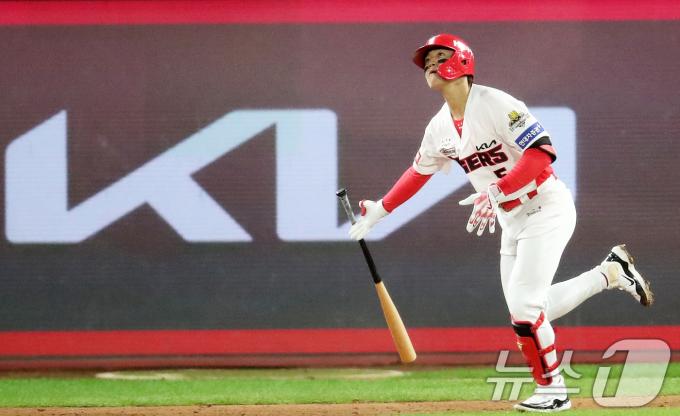 23일 오후 광주 기아챔피언스필드에서 열린 프로야구 '2024 신한 SOL 뱅크 KBO 포스트시즌' 한국시리즈 2차전 삼성 라이온즈와 KIA 타이거즈의 경기, 2회말 기아 공격 2사에서 KIA 김도영이 솔로 홈런을 쏘아올리고 있다. 2024.10.23/뉴스1 ⓒ News1 오대일 기자