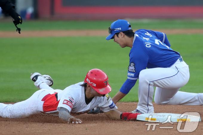23일 오후 광주 기아챔피언스필드에서 재개된 프로야구 '2024 신한 SOL 뱅크 KBO 포스트시즌' 한국시리즈 1차전 서스펜디드 게임 삼성 라이온즈와 KIA 타이거즈의 경기, 7회말 기아 공격 2사 1루 상황에서 1루주자 김도영이 2루를 훔치고 있다. 2024.10.23/뉴스1 ⓒ News1 오대일 기자