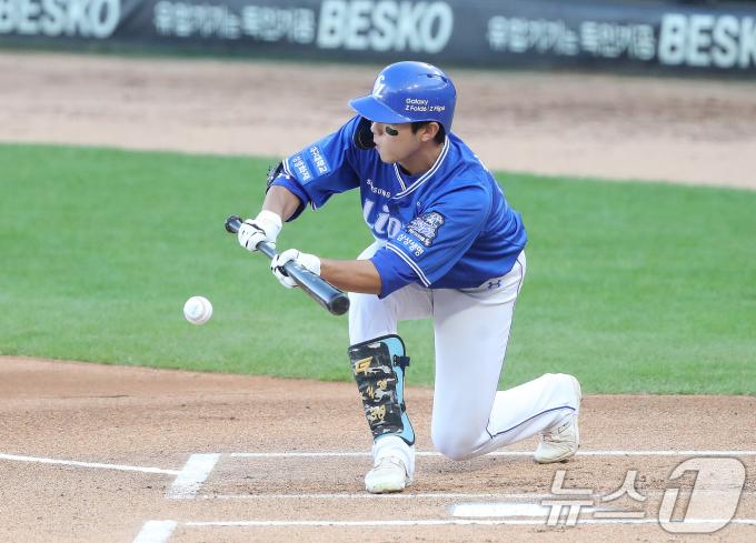 23일 오후 광주 기아챔피언스필드에서 재개된 프로야구 '2024 신한 SOL 뱅크 KBO 포스트시즌' 한국시리즈 1차전 서스펜디드 게임 삼성 라이온즈와 KIA 타이거즈의 경기, 6회초 무사 1,2루 상황 삼성 김영웅이 번트를 시도하고 있다. 2024.10.23/뉴스1 ⓒ News1 임세영 기자